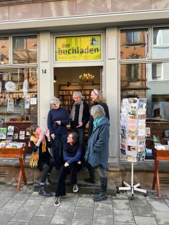 das buchladen Team vor der Eingangstür des buchladens