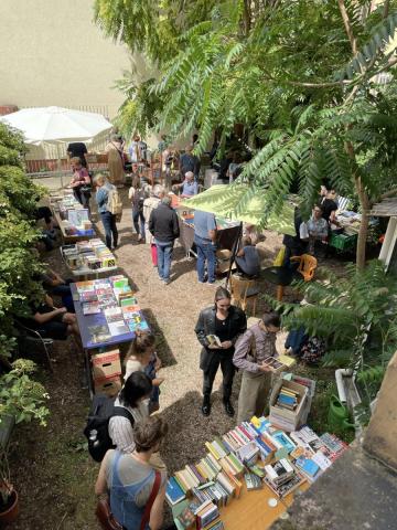 Bücherflohmarkt von oben