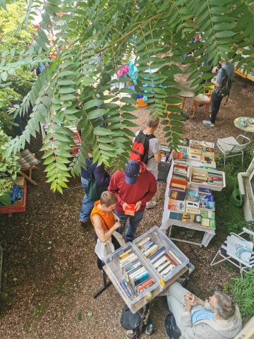 Blick von oben auf den Bücherflohmarkt